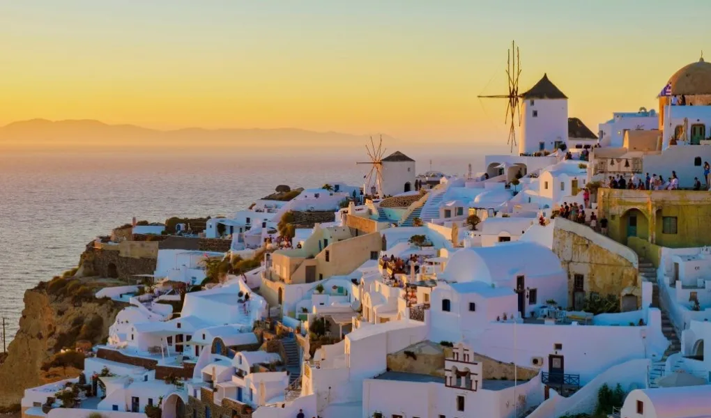 Greece’s short-term rental market is staying hot even as summer fades, standing out from much of Europe where travel usually cools off after August.